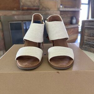 Women’s Tom’s sandals size 7